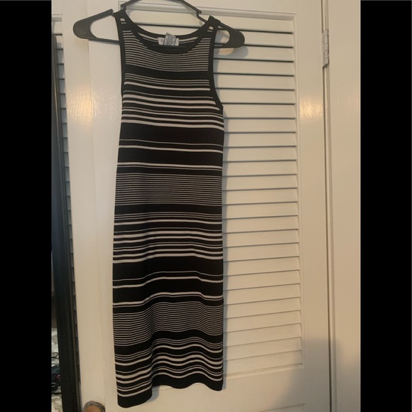 Dresses & Skirts - Small black/stripped bodycon dress